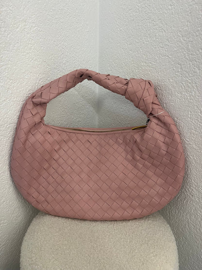 Große geflochtene Tasche mit Knoten in versch. Farben