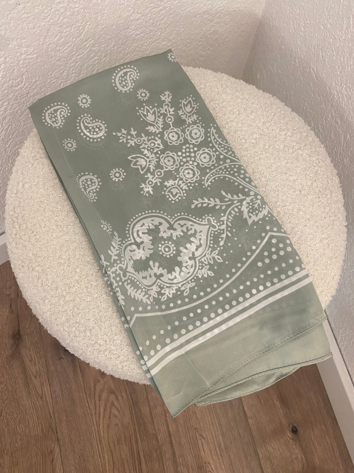 Seidentücher mit Paisley-Muster