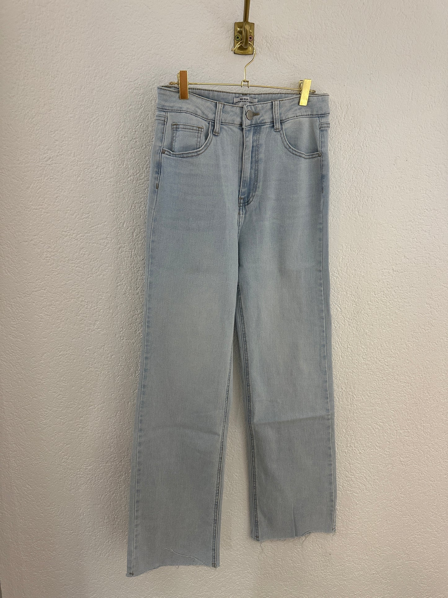 Dünne Jeans mit heller Waschung