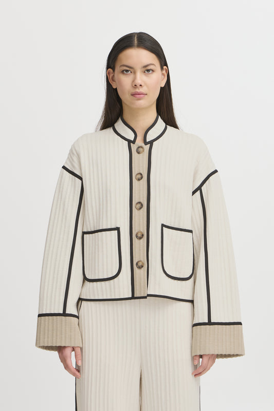 Jacke mit aufgesetzten Nähten
