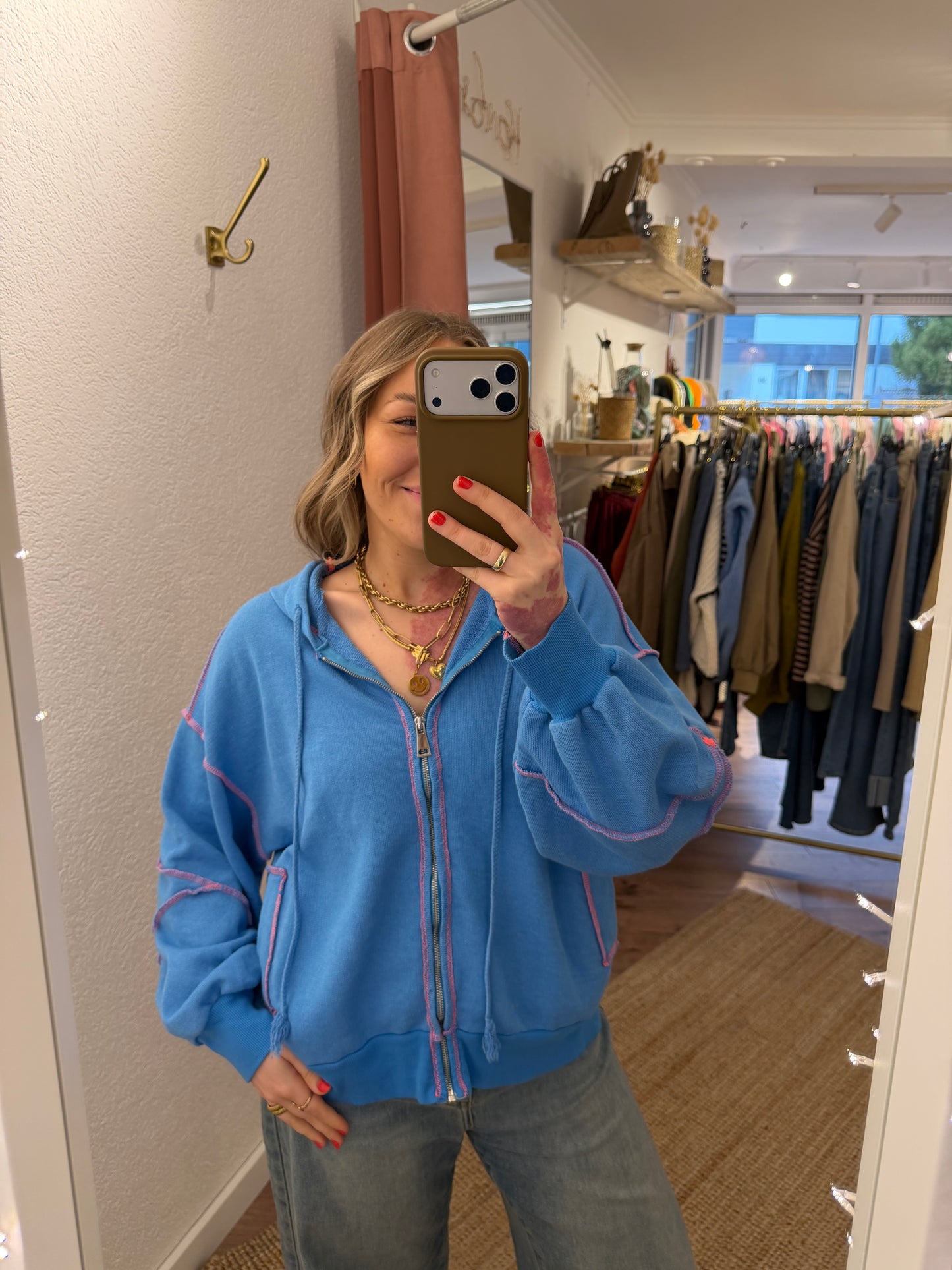 Oversize Zipper mit sichtbaren Nähten