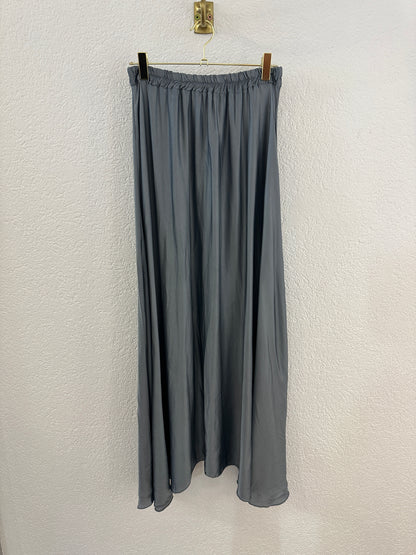 Weiter Rock in Seidenoptik versch. Farben