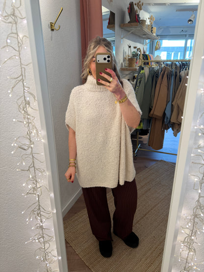 Boucle Strickweste mit Rollkragen