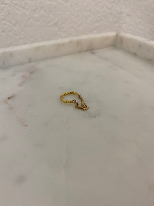 Earcuff eingedreht mit Kette