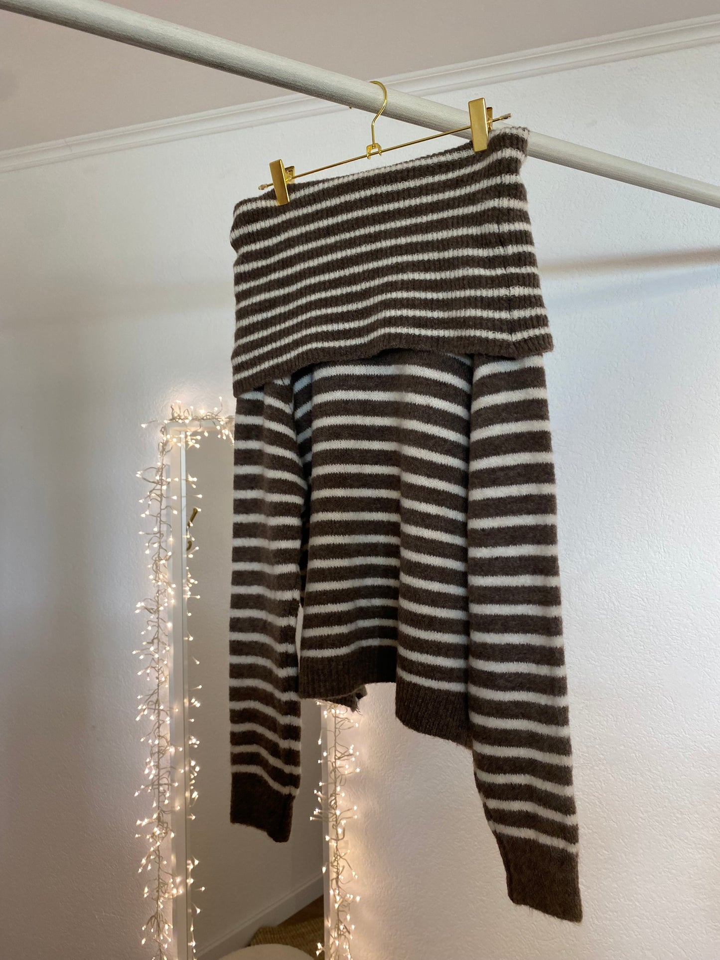 Gestreifter Off-Shoulder Strickpulli