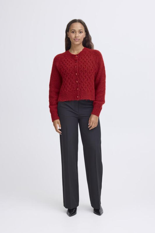 Roter Strickpulli mit Knöpfen