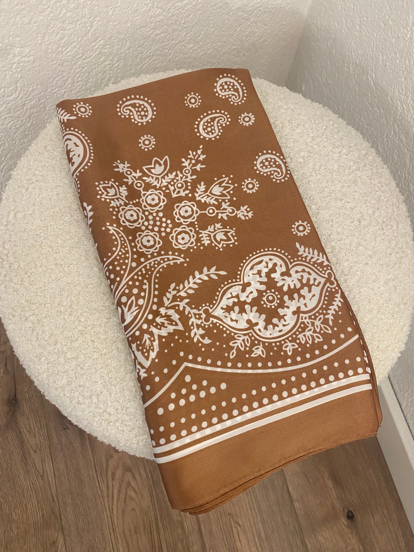 Seidentücher mit Paisley-Muster