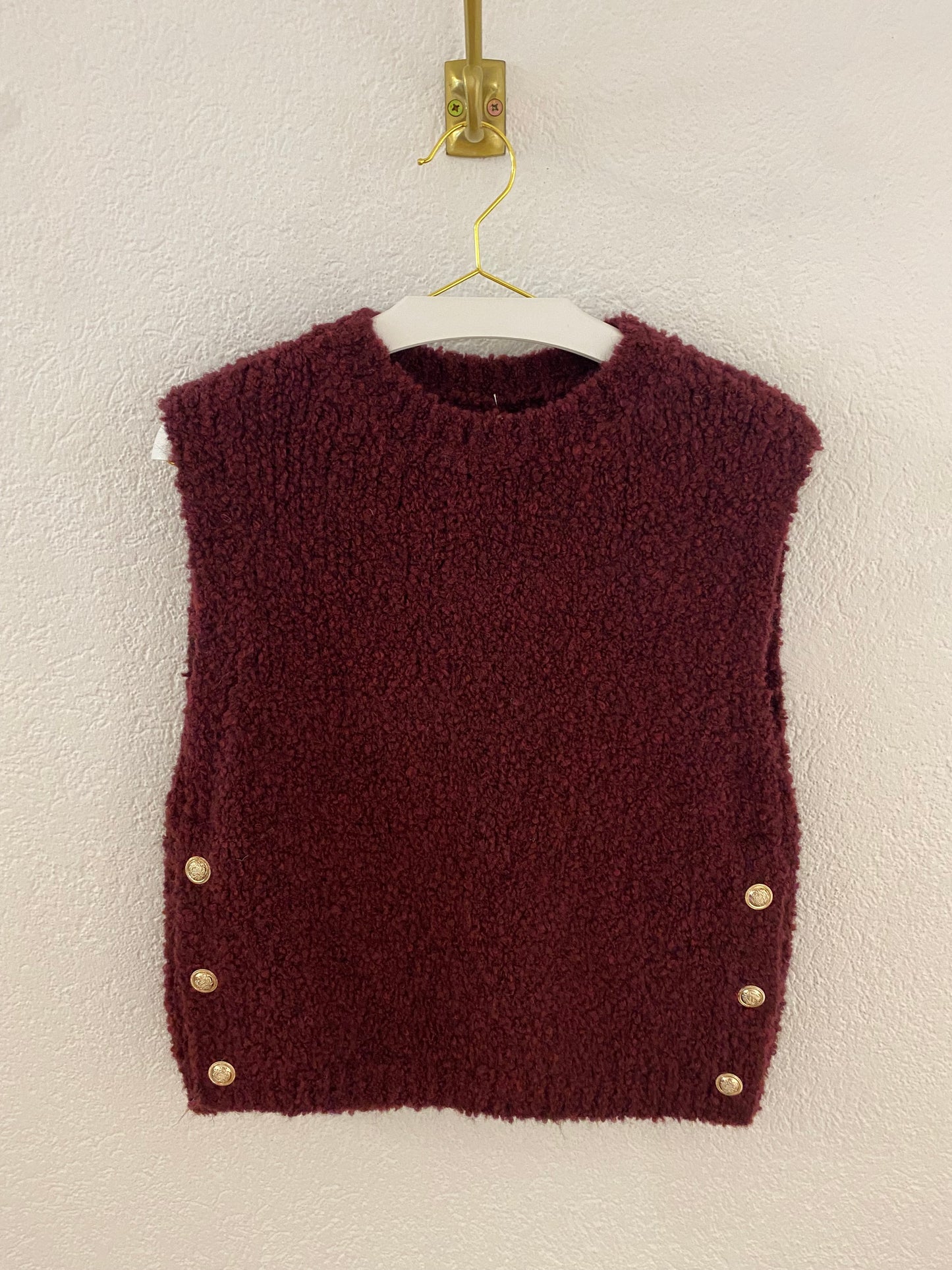 Boucle-Weste bordeaux mit vergoldeten Knöpfen