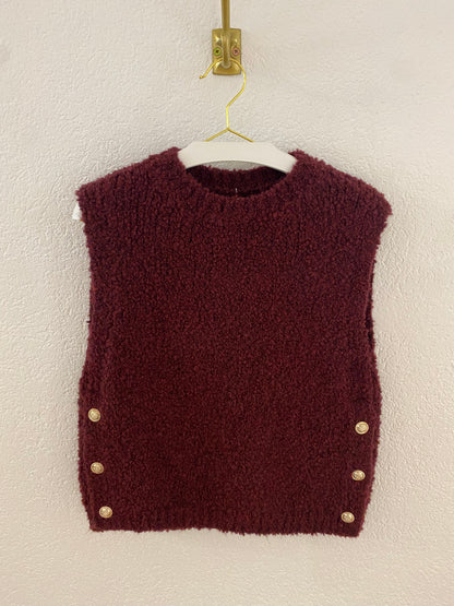 Boucle-Weste bordeaux mit vergoldeten Knöpfen