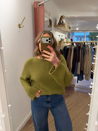 Klassischer Strickpullover mit weiten Ärmeln