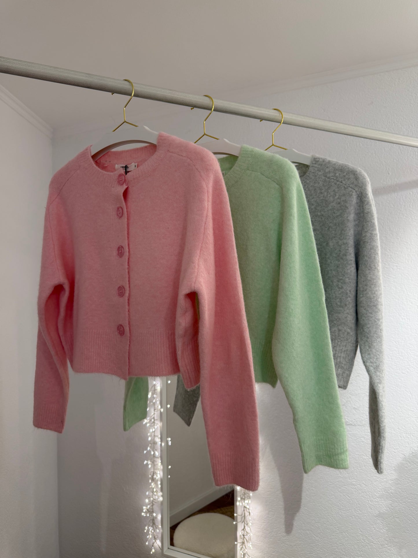 Kürzer geschnittene Cardigans versch. Farben