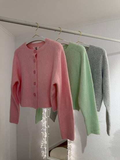 Kürzer geschnittene Cardigans versch. Farben