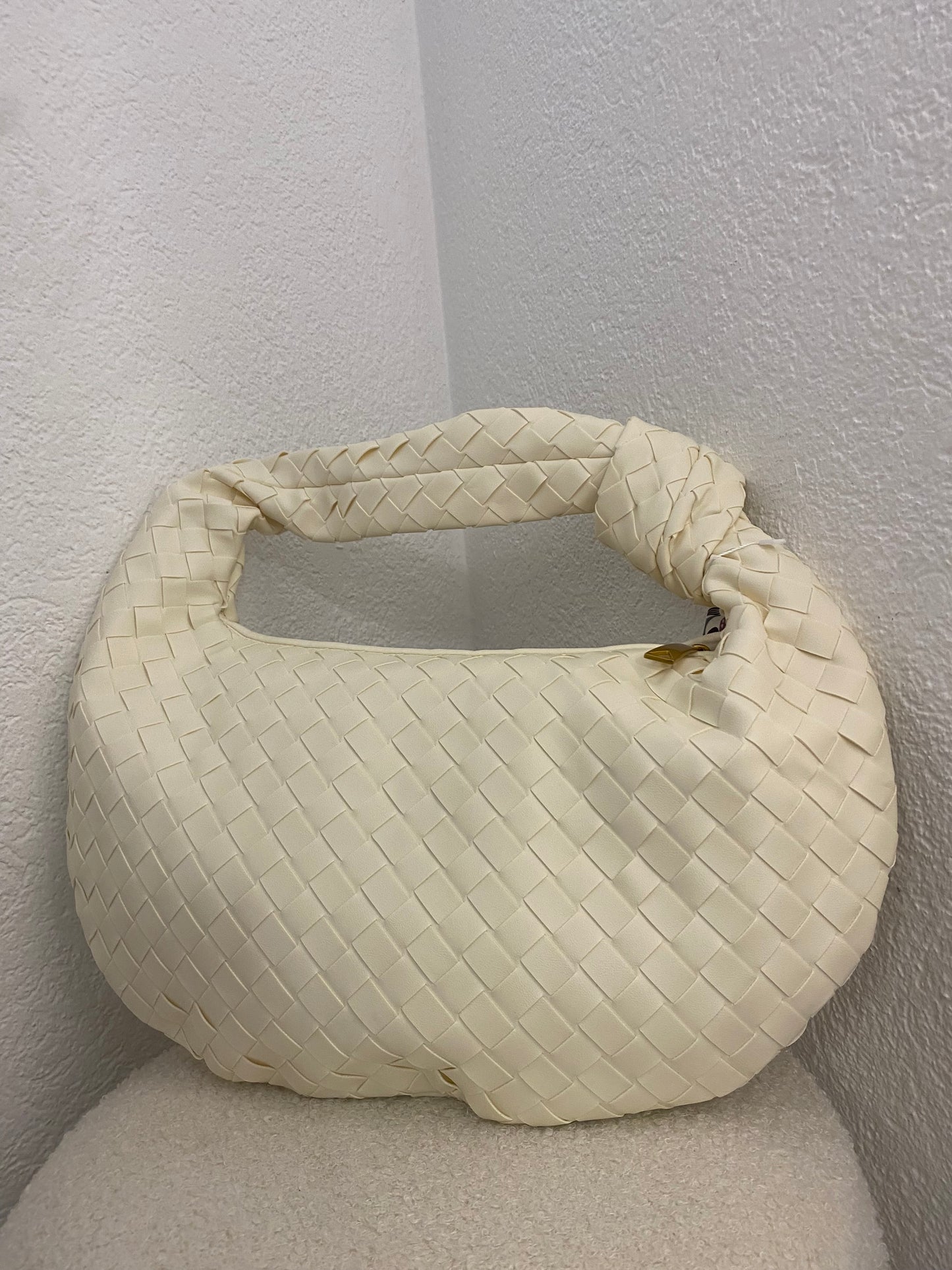 Große geflochtene Tasche mit Knoten in versch. Farben