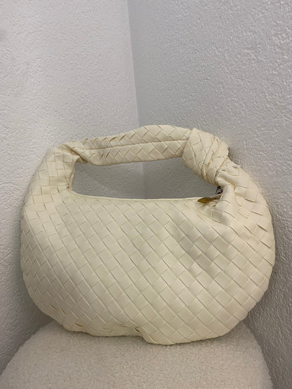 Große geflochtene Tasche mit Knoten in versch. Farben