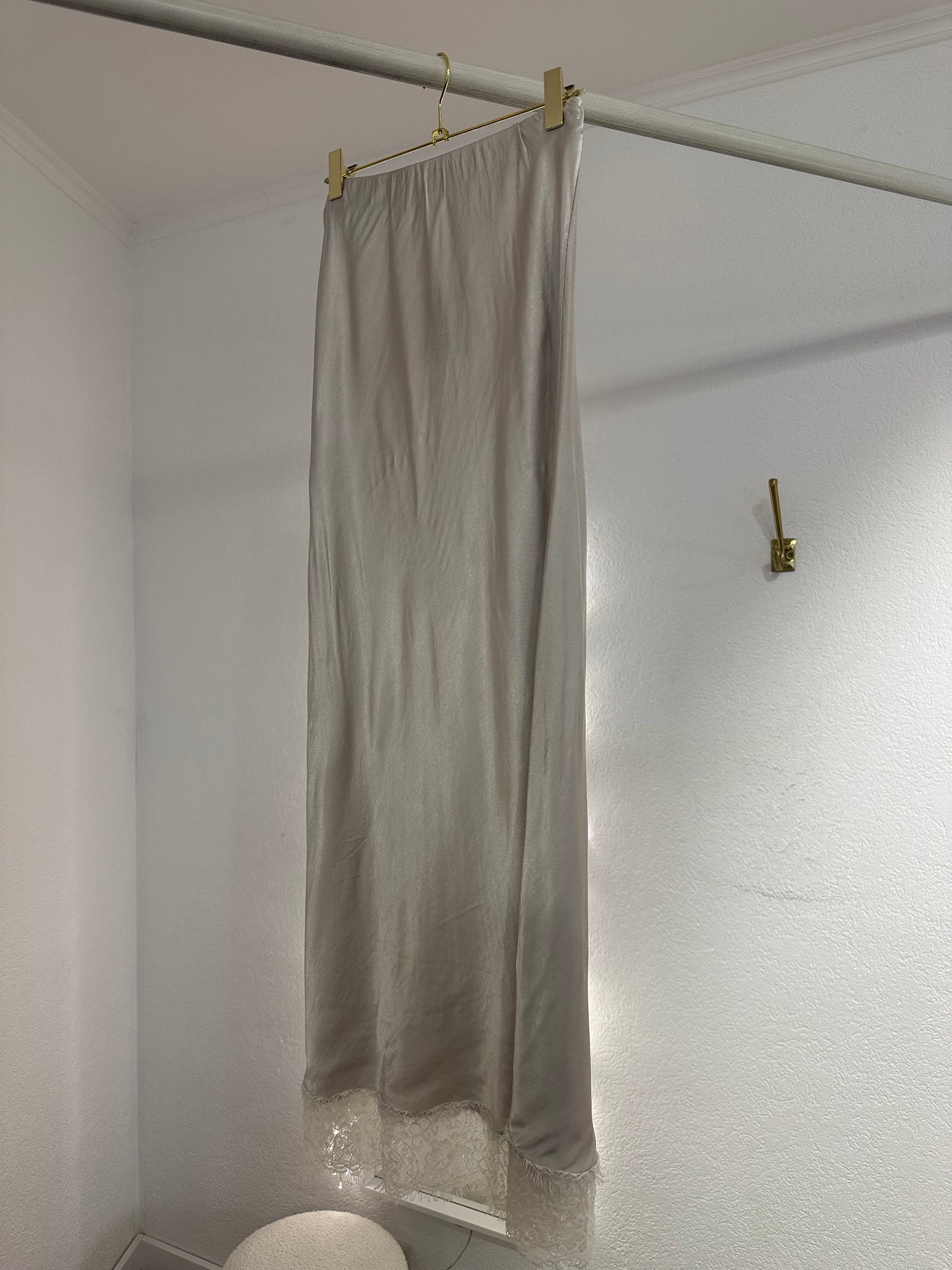 Rock in Seidenoptik mit Spitze