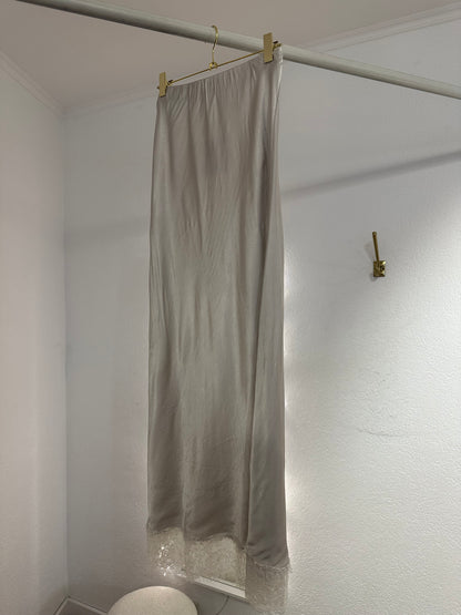 Rock in Seidenoptik mit Spitze