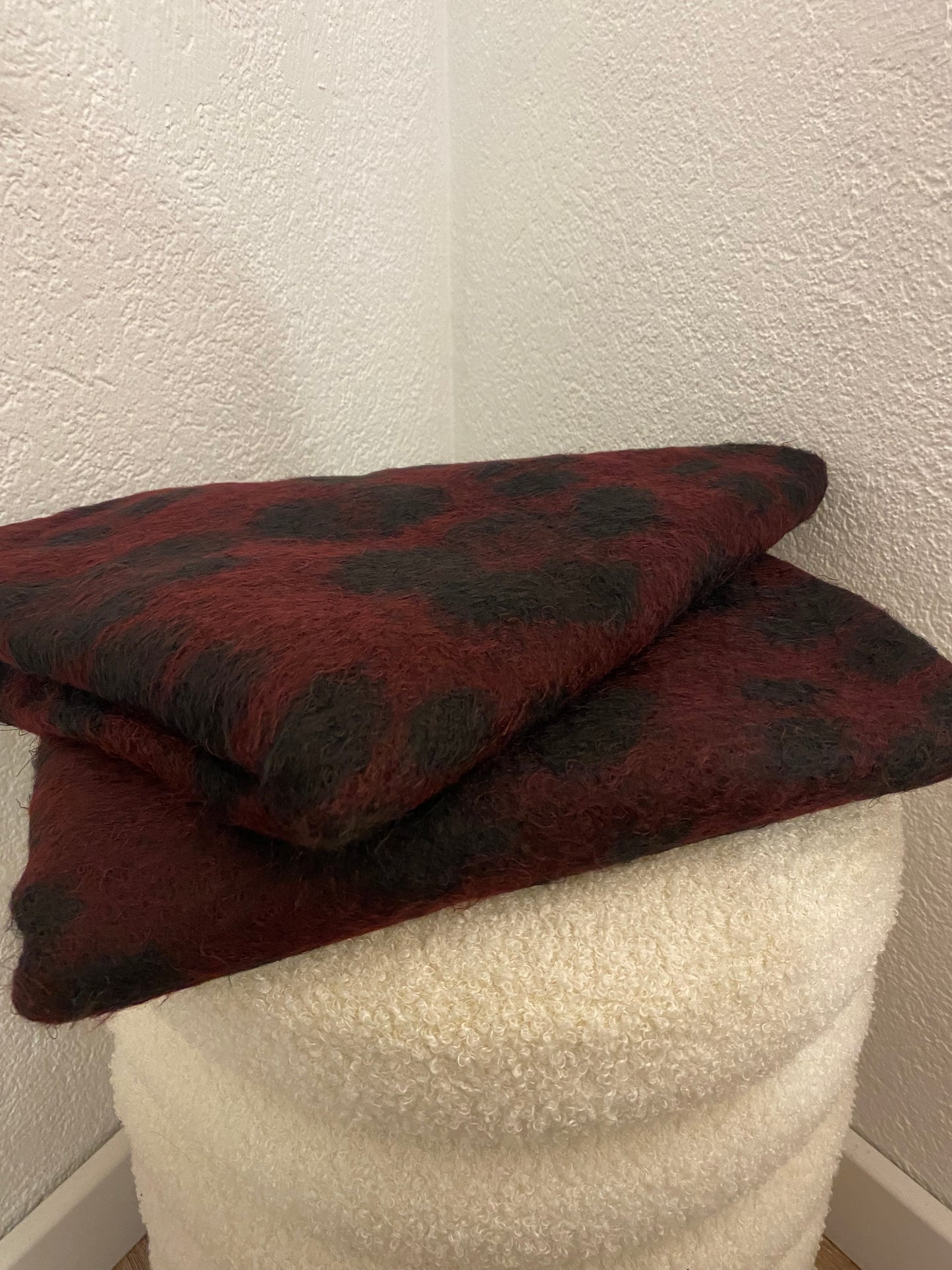 Schal in Bordeaux mit dezenten Leomuster