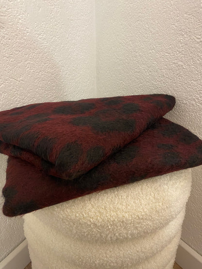 Schal in Bordeaux mit dezenten Leomuster