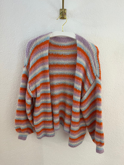 Gestreifte Strickjacke