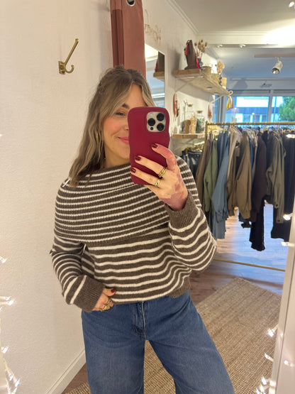 Gestreifter Off-Shoulder Strickpulli