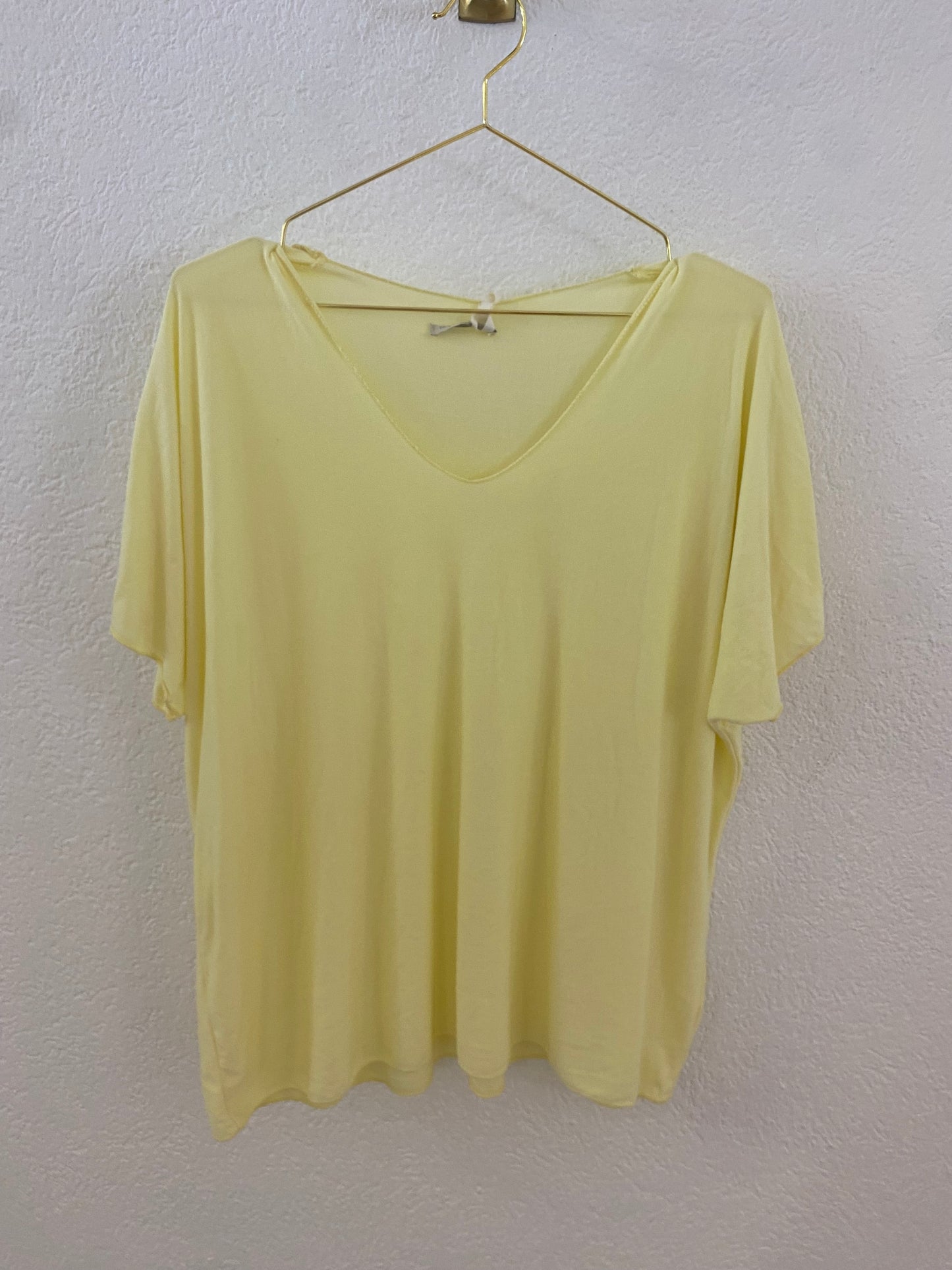 Basic T-Shirt mit V-Ausschnitt