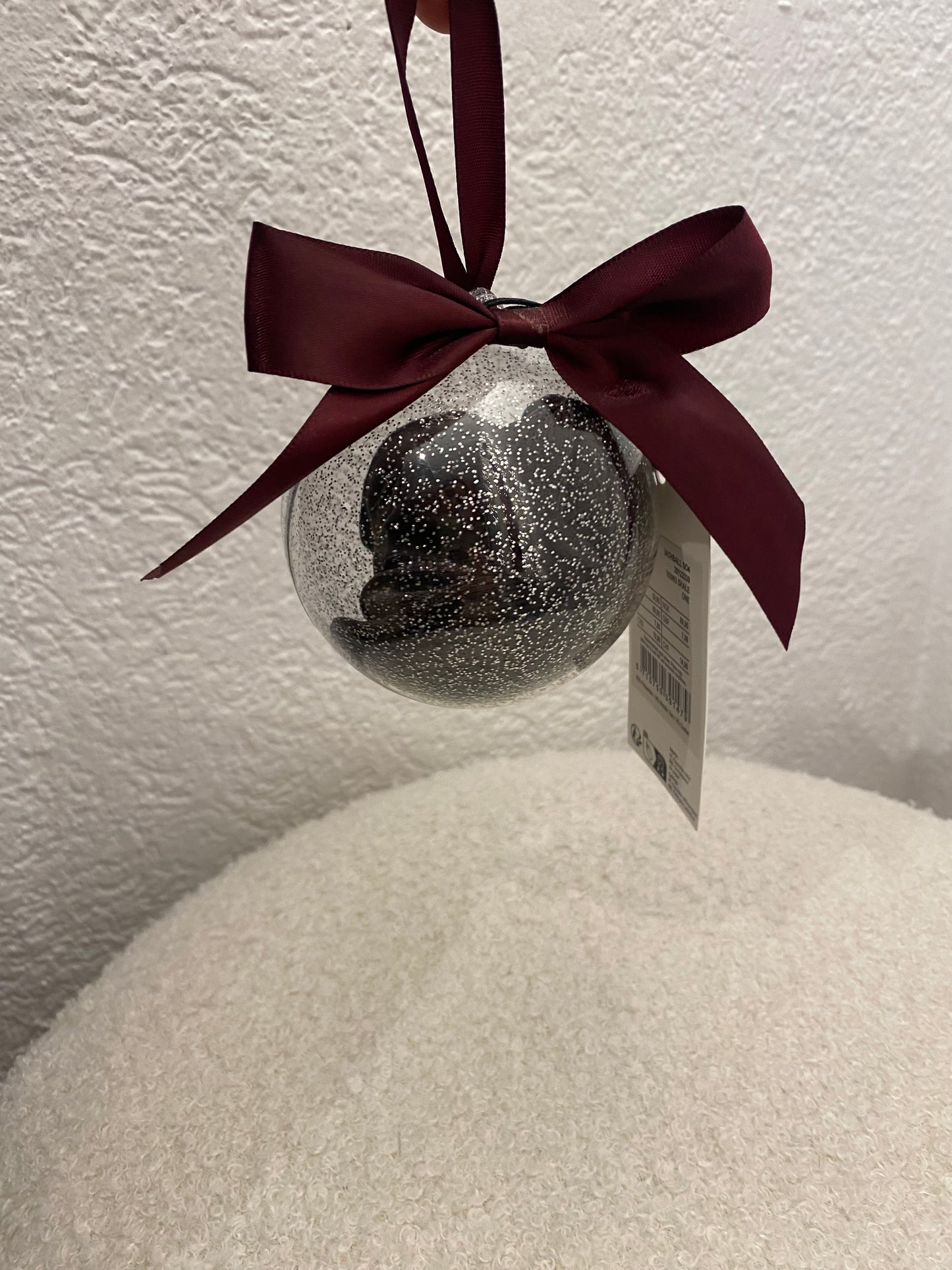 Süße Socken in Weihnachtskugeln