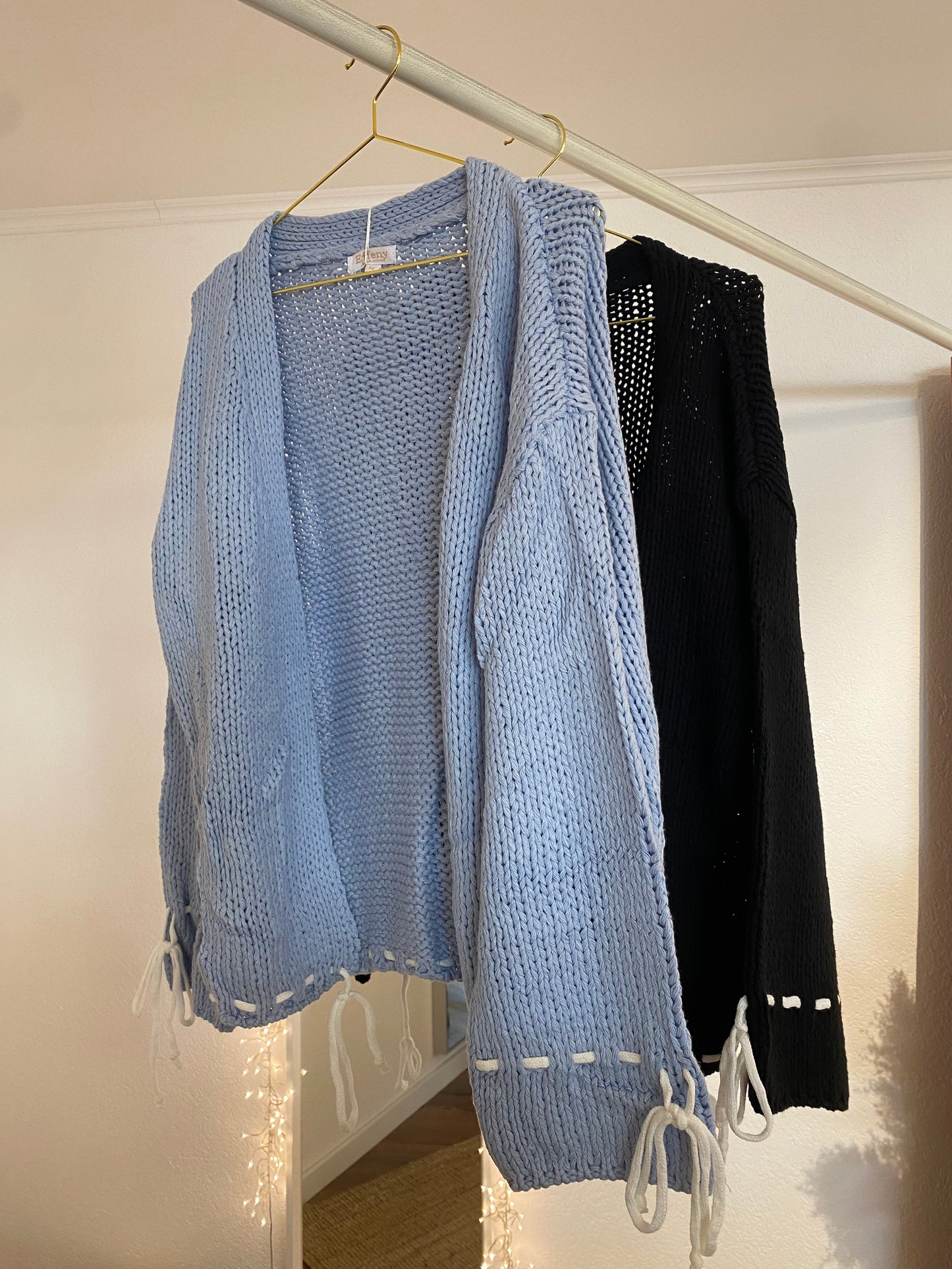 Strickjacke mit weißer Naht versch. Farben