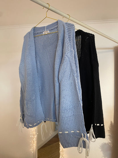 Strickjacke mit weißer Naht versch. Farben