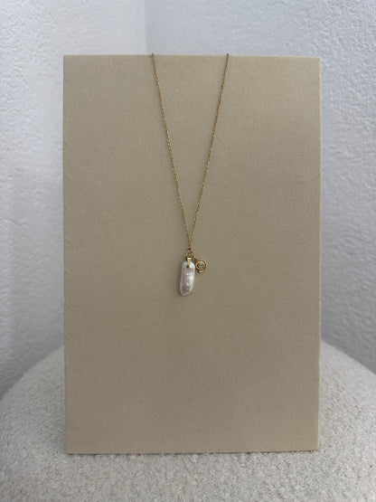 Kette mit Stein und Muschelanhänger