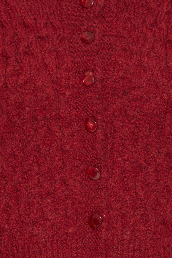Roter Strickpulli mit Knöpfen