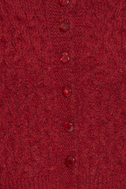 Roter Strickpulli mit Knöpfen