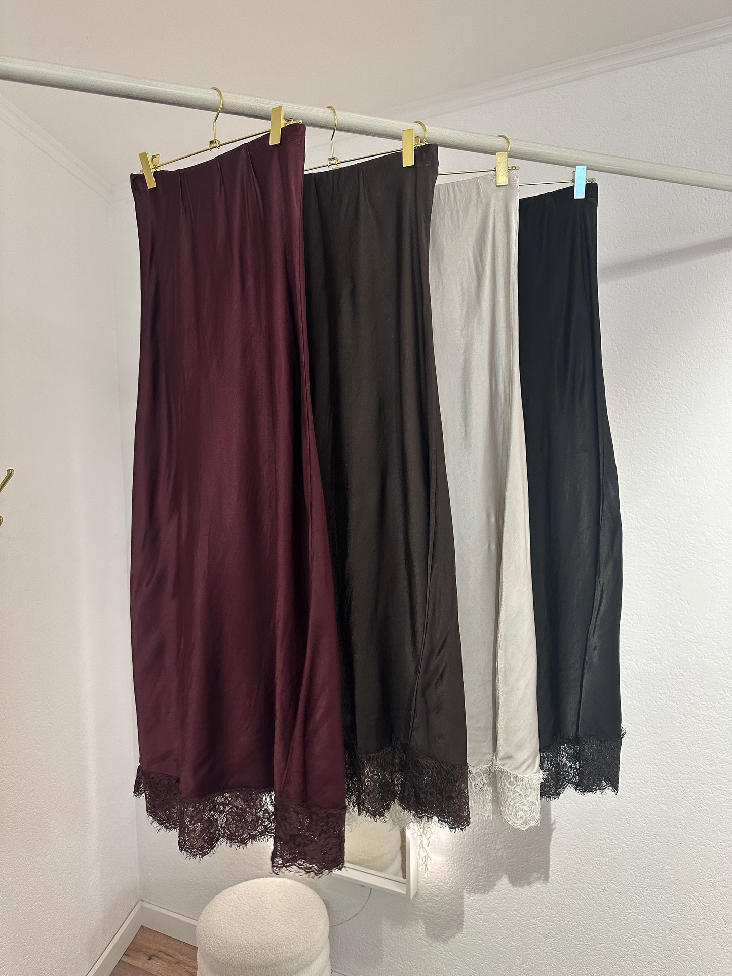 Rock in Seidenoptik mit Spitze