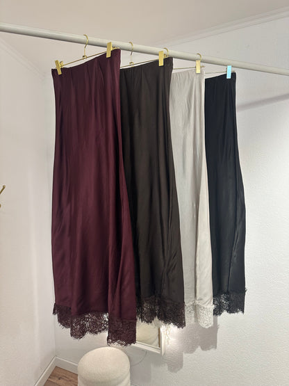 Rock in Seidenoptik mit Spitze