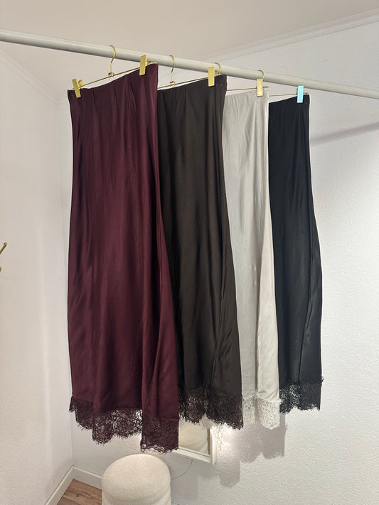 Rock in Seidenoptik mit Spitze