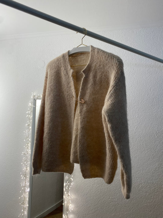 Strickjacke mit goldener Sicherheitsnadel