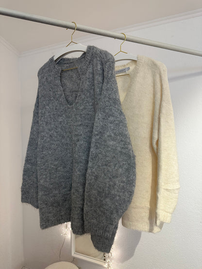 Langer Strickpulli mit V-Ausschnitt versch. Farben