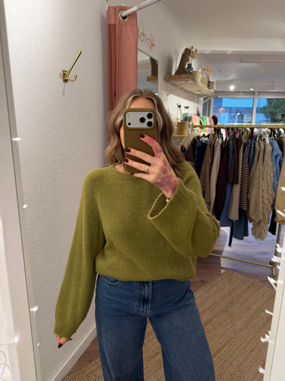 Klassischer Strickpullover mit weiten Ärmeln