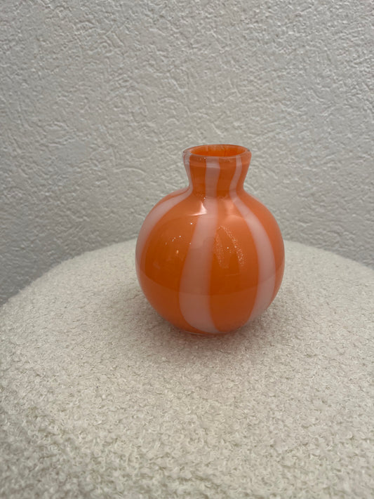 Kleine orange gestreifte Vase