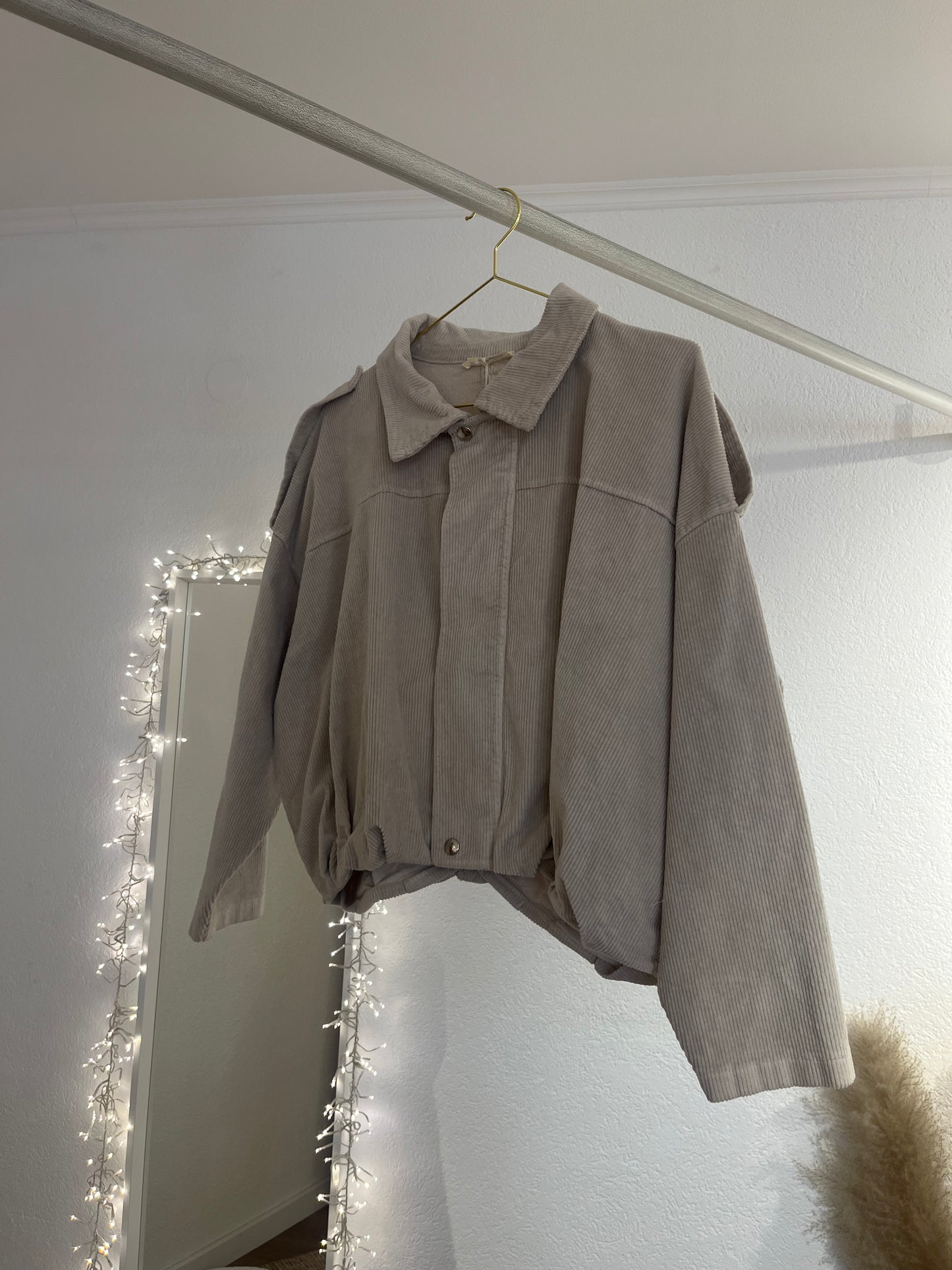 Dünne Cordjacke im Bomberstil