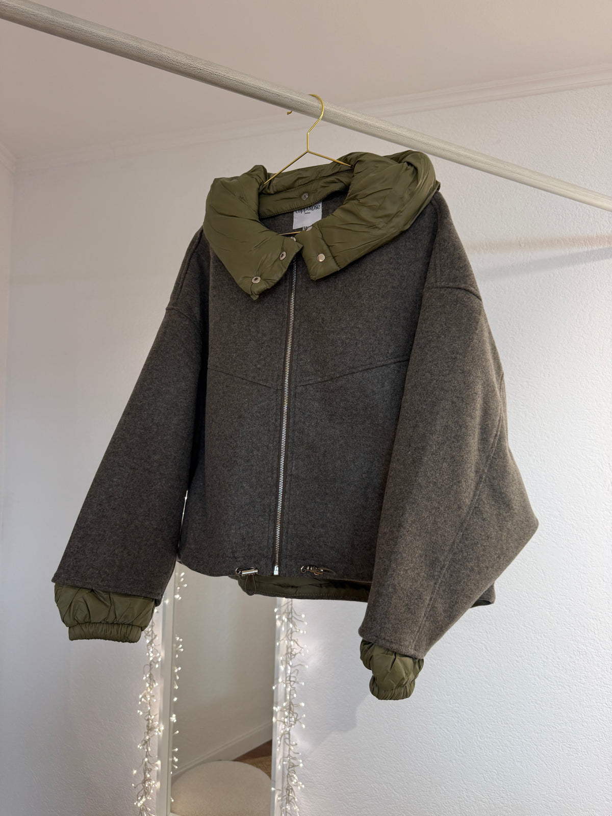 Jacke mit abnehmbarer Kapuze