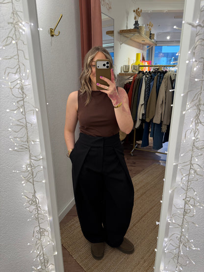 Hochgeschnittene Bundfaltenhose