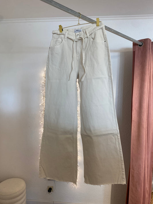 Beige Jeans mit Bindegürtel