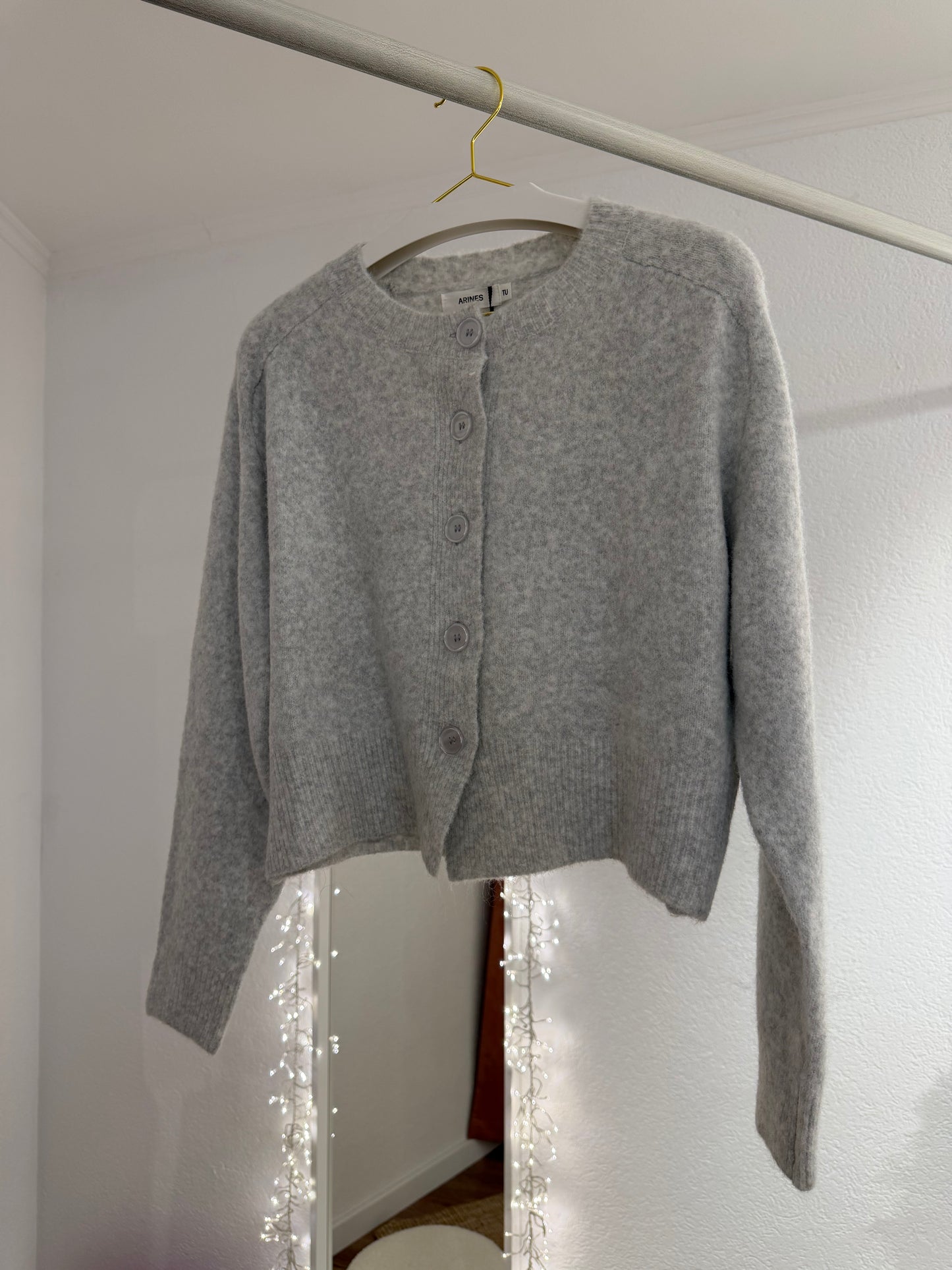 Kürzer geschnittene Cardigans versch. Farben