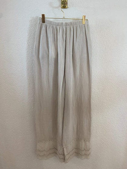 Musselinhose mit Spitzendetail