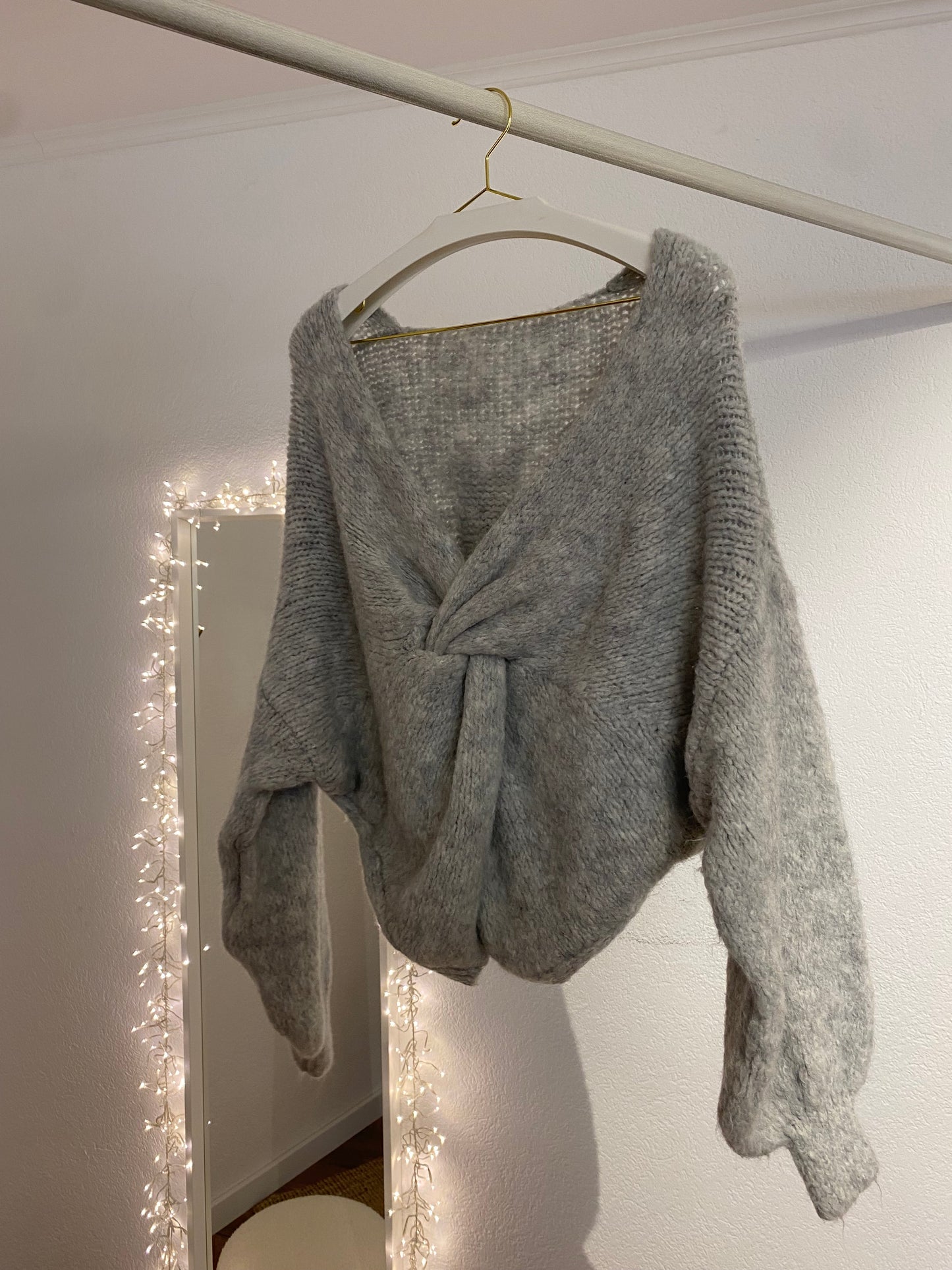 Eleganter Strickpulli mit Knoten Detail