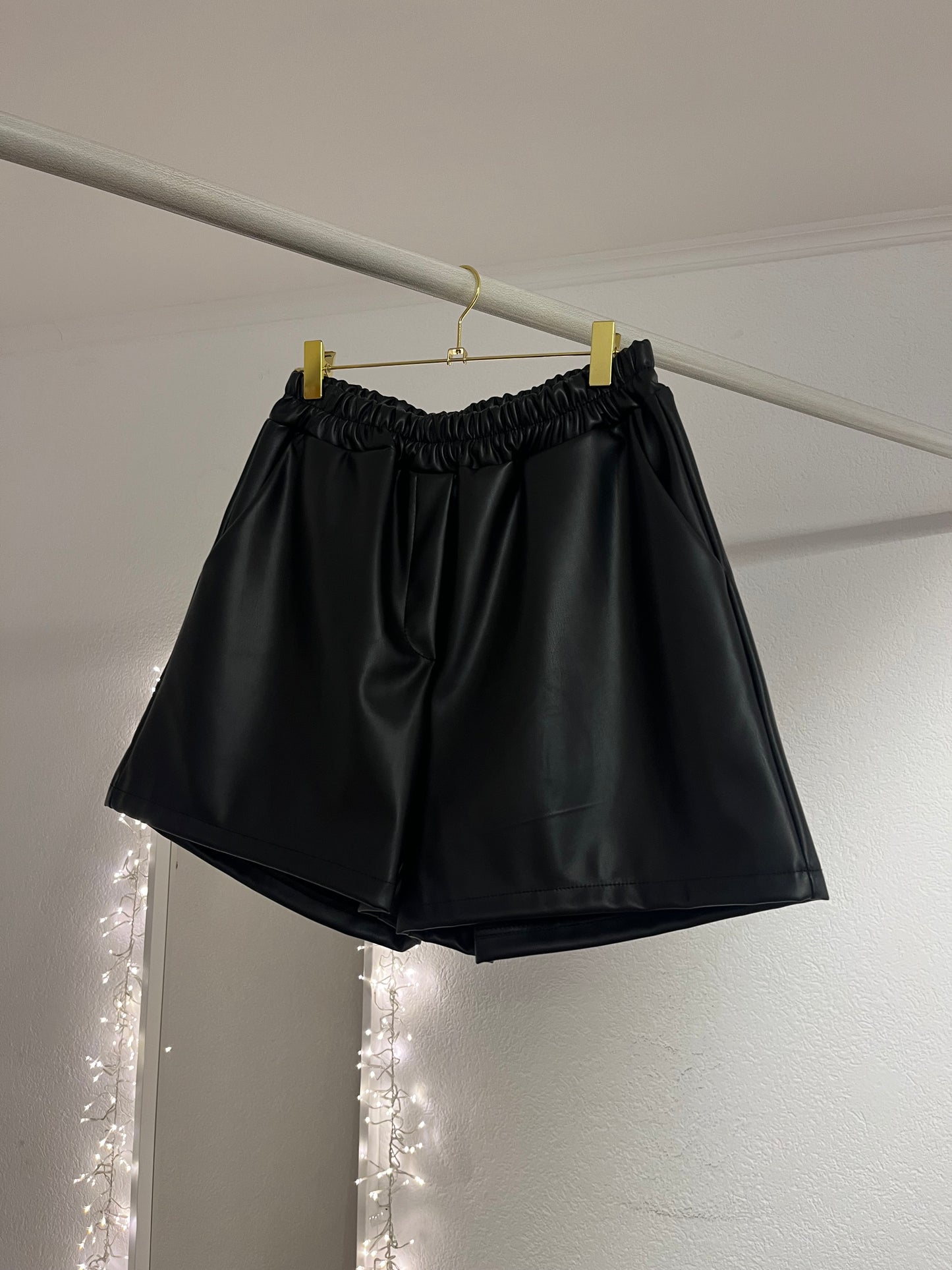 Lederimitat Shorts versch. Farben