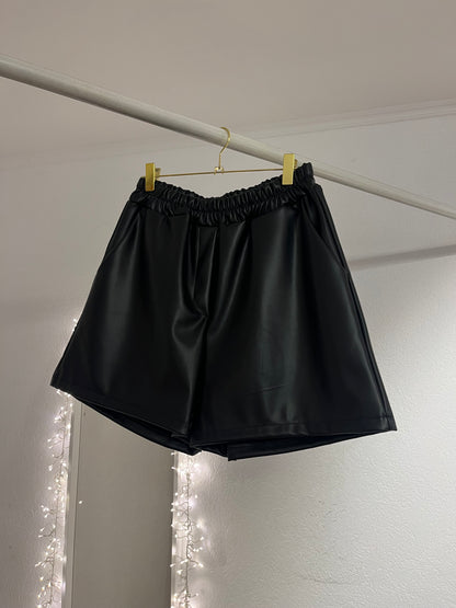 Lederimitat Shorts versch. Farben