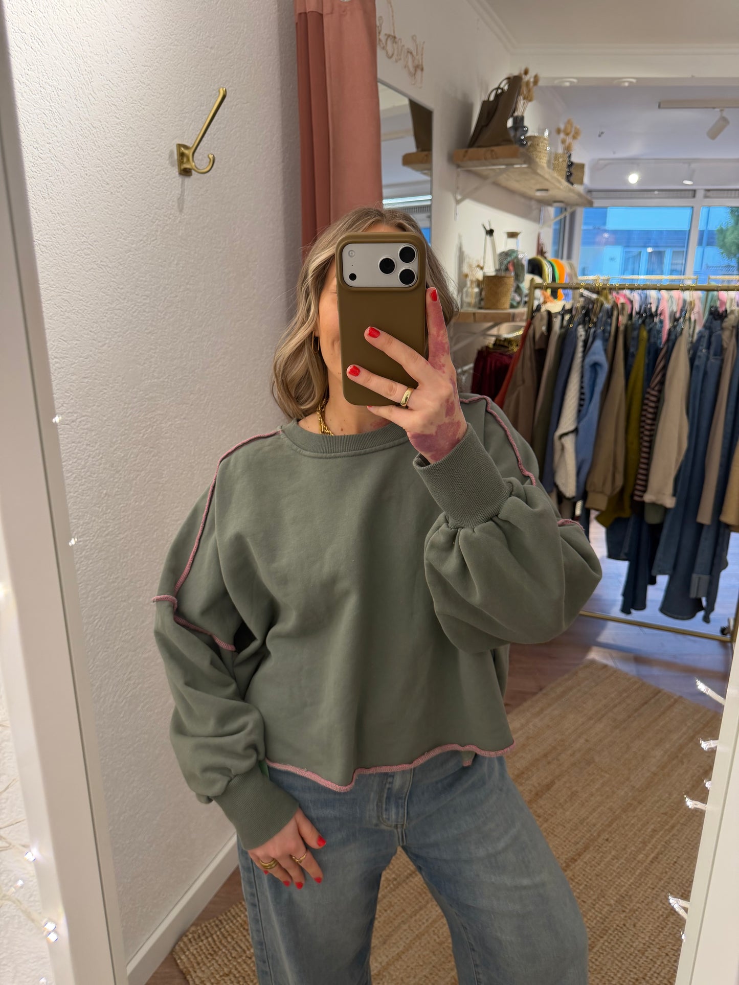 Sweater mit Kontrastnaht