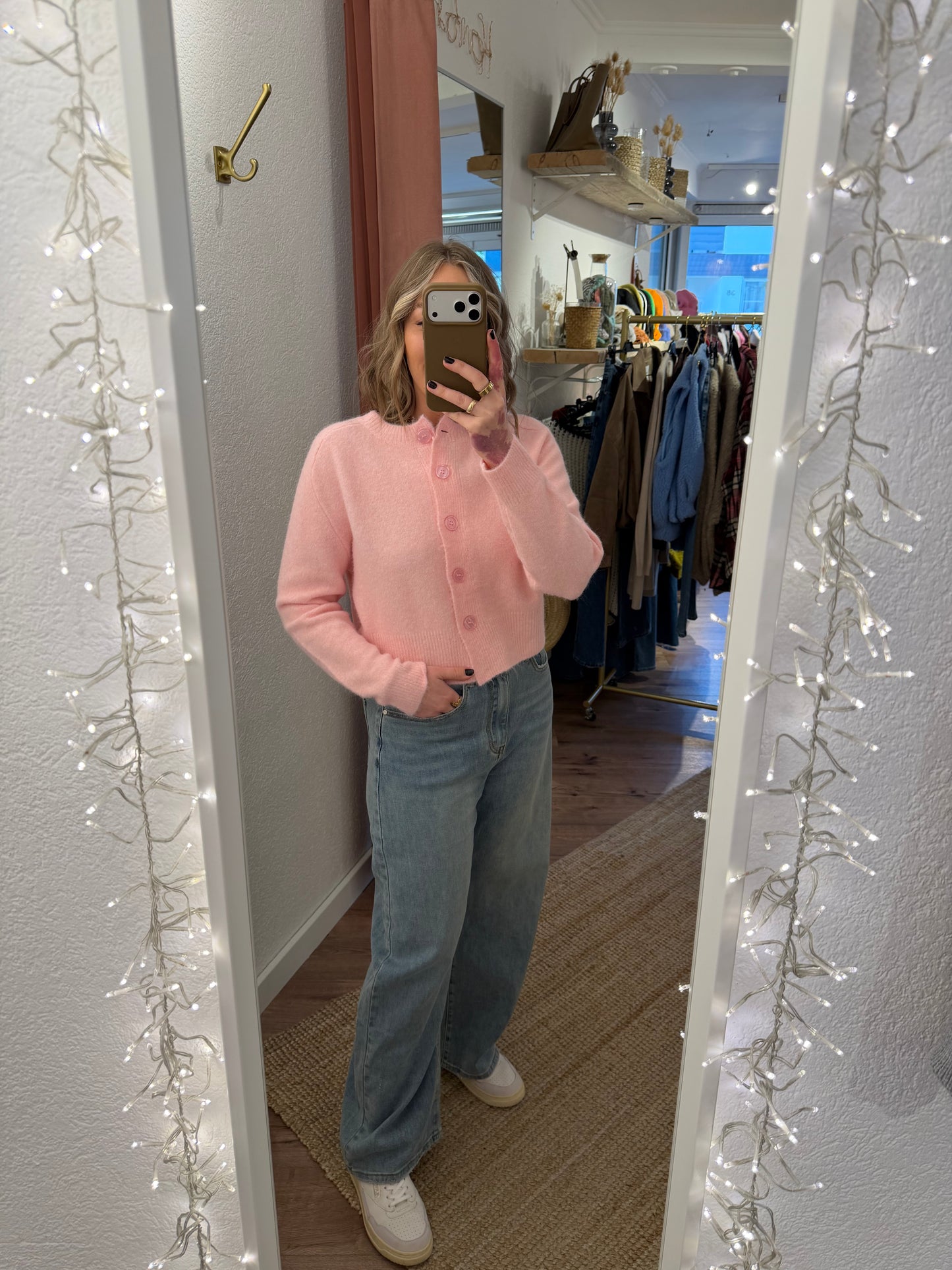 Kürzer geschnittene Cardigans versch. Farben