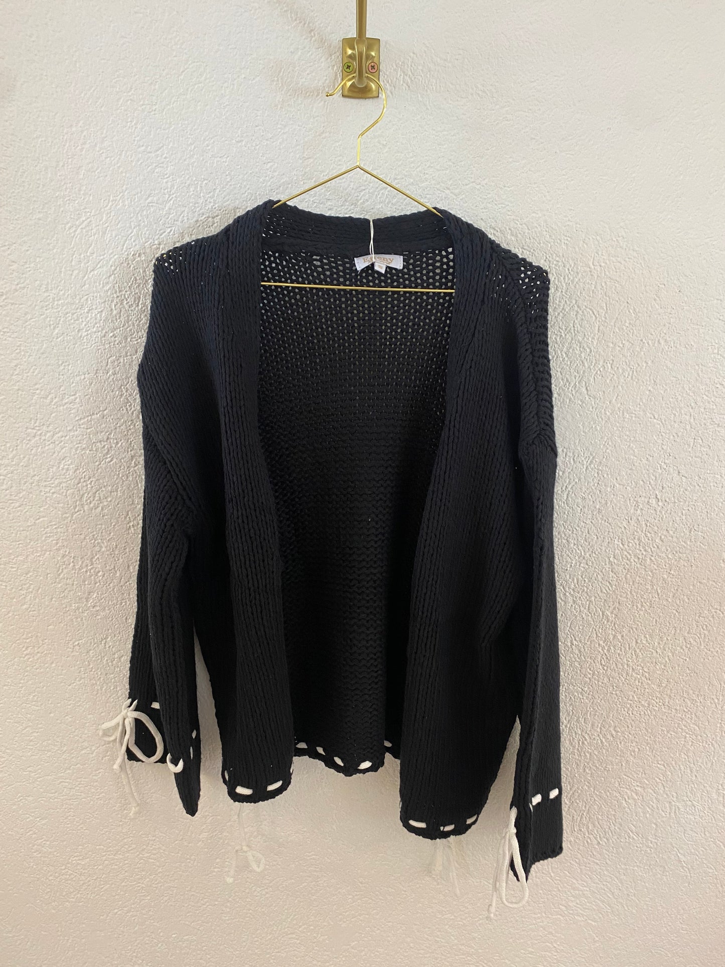 Strickjacke mit weißer Naht versch. Farben